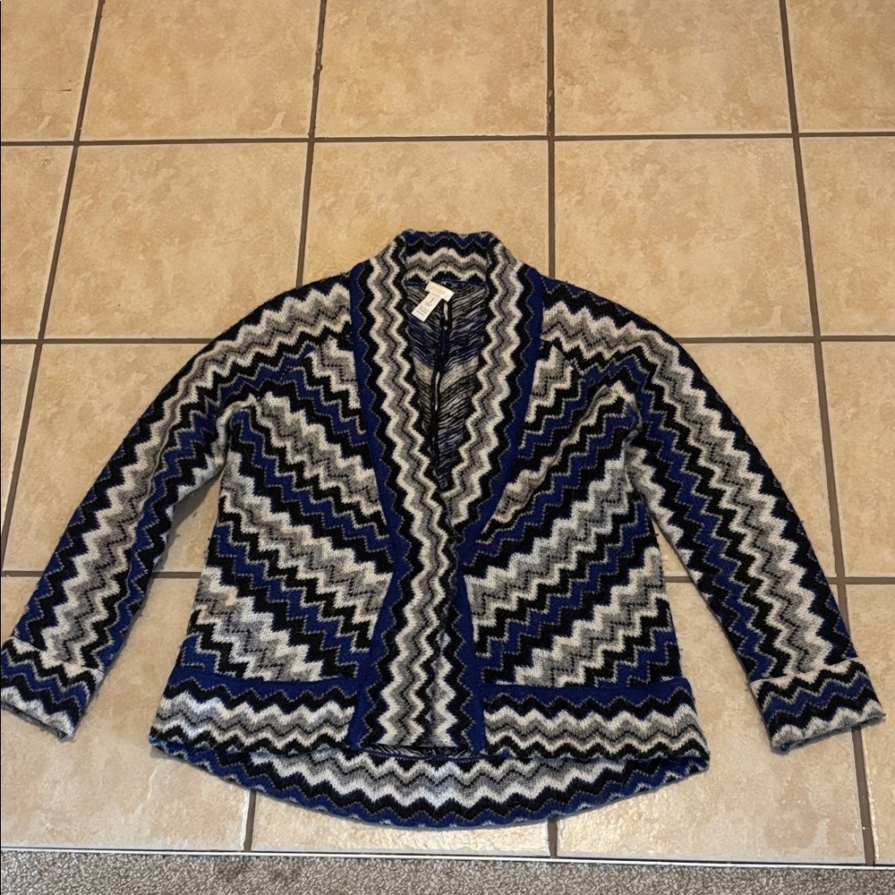 Chico’s cardigan. Printed. Snap button to close. 77% acrylic, 18% wool & 5% m.
